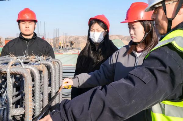 将课堂搬进校园建设一线:兰州信息科技学院与中建七局协同开展“在校建校”综合实践