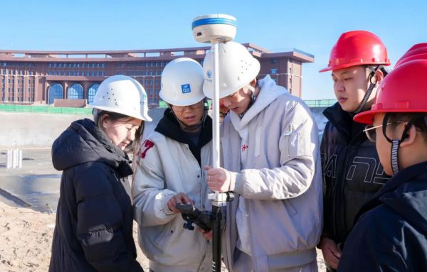 将课堂搬进校园建设一线:兰州信息科技学院与中建七局协同开展“在校建校”综合实践