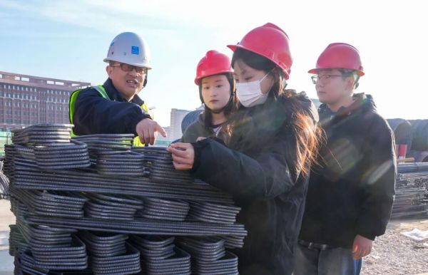 将课堂搬进校园建设一线:兰州信息科技学院与中建七局协同开展“在校建校”综合实践