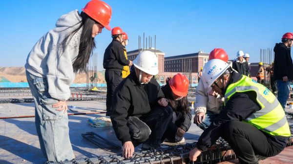 将课堂搬进校园建设一线:兰州信息科技学院与中建七局协同开展“在校建校”综合实践