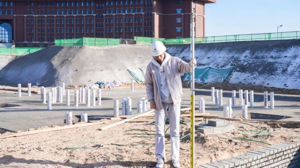 将课堂搬进校园建设一线:兰州信息科技学院与中建七局协同开展“在校建校”综合实践