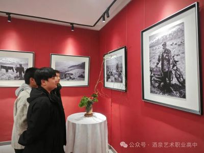 镜头里的扶贫史诗：酒泉艺术职业高级中学师生参观“河西三万里”纪实摄影展