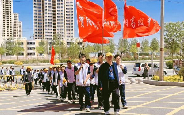 15公里青春远征！兰州新区贺阳学校开展“重走长征路”远足活动