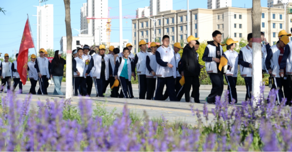15公里青春远征！兰州新区贺阳学校开展“重走长征路”远足活动