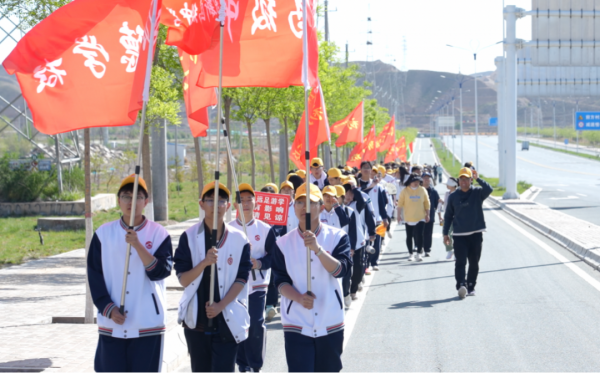 15公里青春远征！兰州新区贺阳学校开展“重走长征路”远足活动