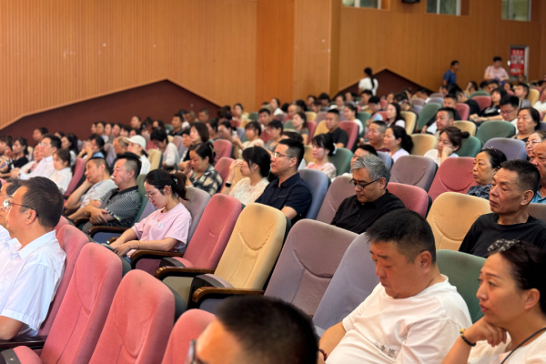 雏鹰新啼，共育未来 —— 兰州市学府致远学校高一新生家长会圆满举行