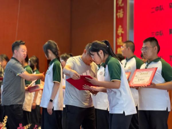 雏鹰新啼，共育未来 —— 兰州市学府致远学校高一新生家长会圆满举行