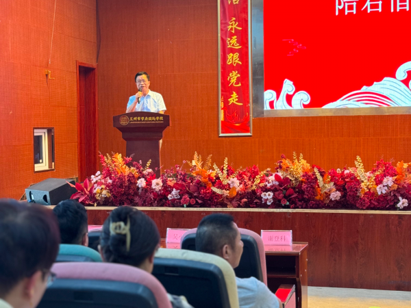 雏鹰新啼，共育未来 —— 兰州市学府致远学校高一新生家长会圆满举行