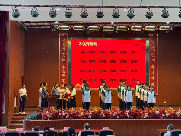 雏鹰新啼，共育未来 —— 兰州市学府致远学校高一新生家长会圆满举行