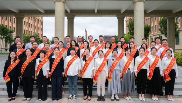 兰州信息科技学院召开庆祝中国共产党成立104周年暨“两优一先”表彰大会
