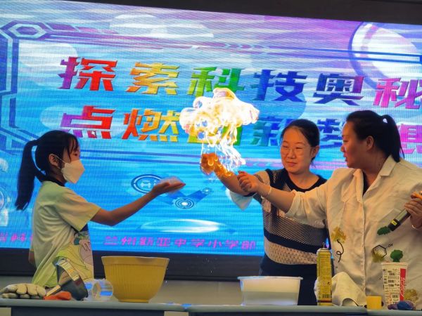 探索科技奥秘，点燃创新梦想——兰州新亚中学小学部校园科技节