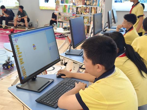 探索科技奥秘，点燃创新梦想——兰州新亚中学小学部校园科技节