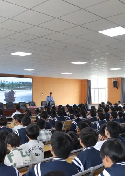 知法懂法守初心，学法用法护成长| 甘肃东方工业中等专业学校开展2025级新生秋季法制教育专题讲座