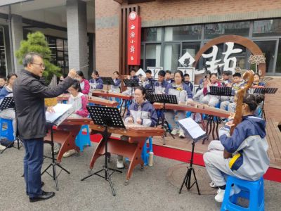 每个教师都成为10至15名学生的成长导师，这里的学生“人人都有被关爱的感觉”