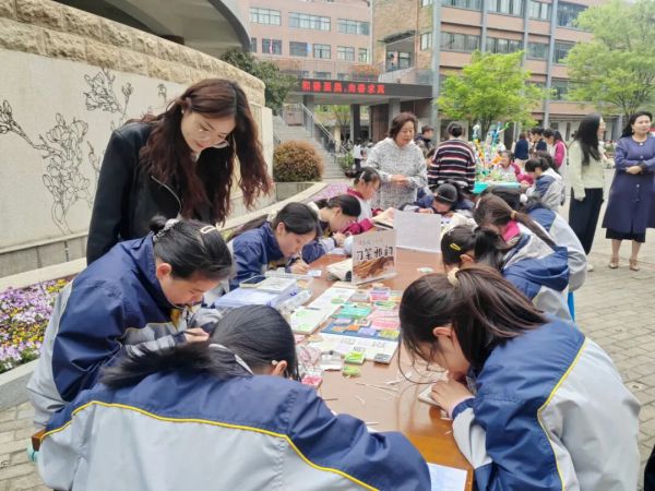 每个教师都成为10至15名学生的成长导师，这里的学生“人人都有被关爱的感觉”