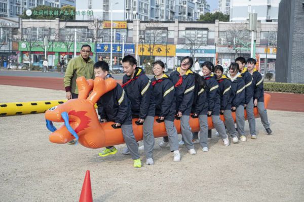 每个教师都成为10至15名学生的成长导师，这里的学生“人人都有被关爱的感觉”