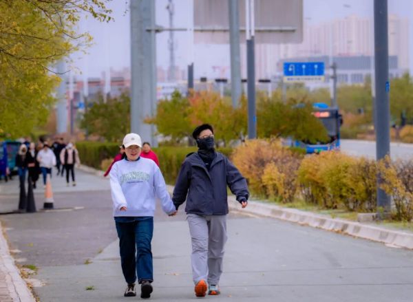 秋色徒步，放松身心 | 甘肃财贸职业学院开展2025年秋季徒步活动