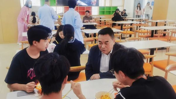 甘肃财贸职业学院校领导开展陪餐检查 守护学生“舌尖上的安全”