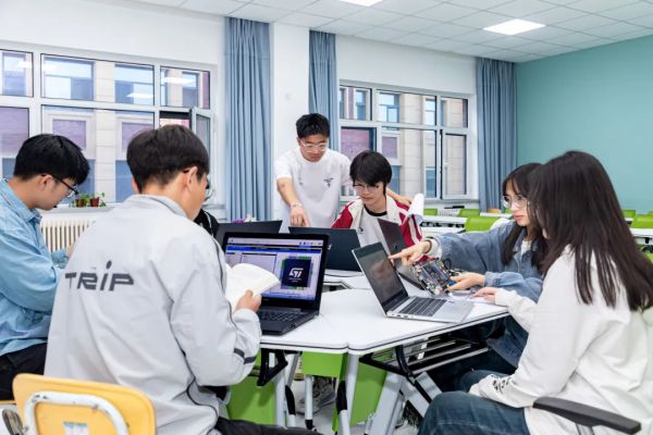 变革中的“教”与“学”,兰州信息科技学院开启智慧教学新篇章