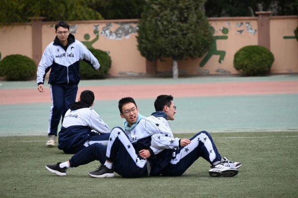 “搏”高致远 “考”出信心 | 兰州东方中学开展高三年级心理团建活动