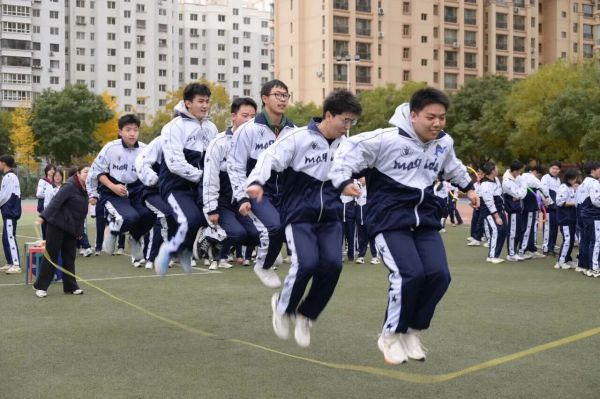 “搏”高致远 “考”出信心 | 兰州东方中学开展高三年级心理团建活动