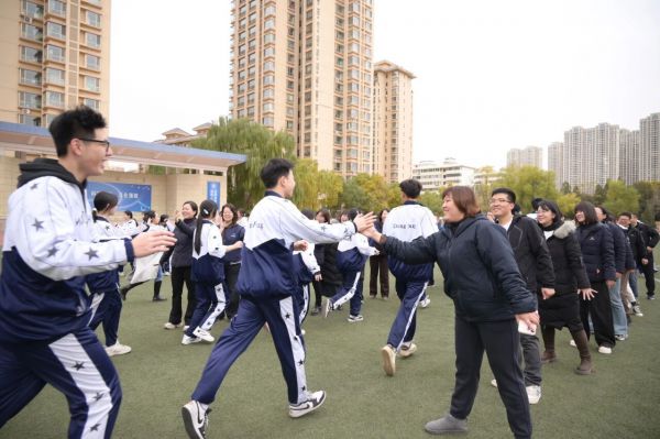 “搏”高致远 “考”出信心 | 兰州东方中学开展高三年级心理团建活动
