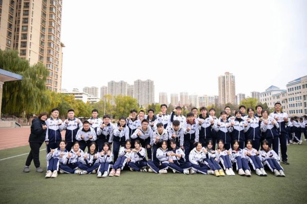 “搏”高致远 “考”出信心 | 兰州东方中学开展高三年级心理团建活动