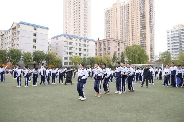 “搏”高致远 “考”出信心 | 兰州东方中学开展高三年级心理团建活动