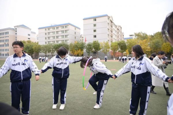 “搏”高致远 “考”出信心 | 兰州东方中学开展高三年级心理团建活动