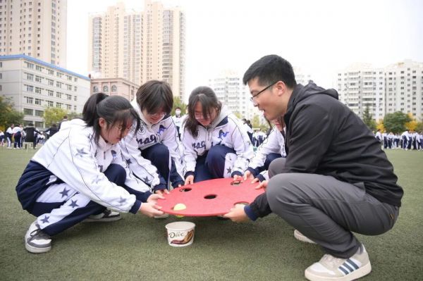 “搏”高致远 “考”出信心 | 兰州东方中学开展高三年级心理团建活动