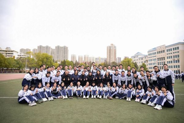 “搏”高致远 “考”出信心 | 兰州东方中学开展高三年级心理团建活动