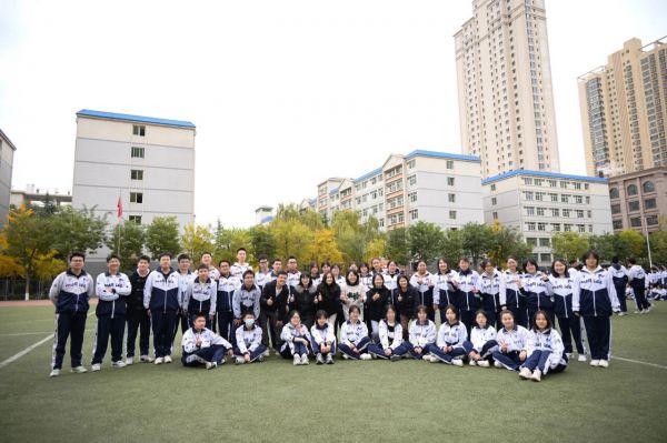 “搏”高致远 “考”出信心 | 兰州东方中学开展高三年级心理团建活动