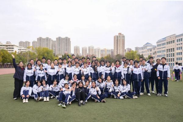 “搏”高致远 “考”出信心 | 兰州东方中学开展高三年级心理团建活动