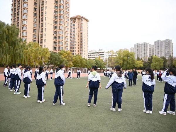 “搏”高致远 “考”出信心 | 兰州东方中学开展高三年级心理团建活动