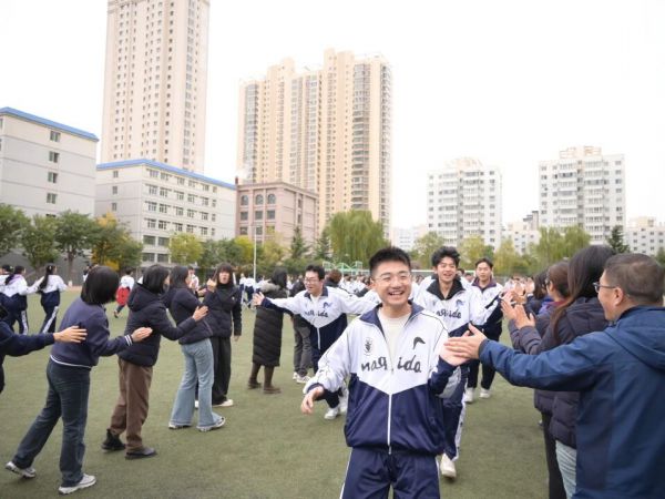 “搏”高致远 “考”出信心 | 兰州东方中学开展高三年级心理团建活动