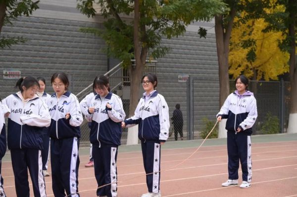 “搏”高致远 “考”出信心 | 兰州东方中学开展高三年级心理团建活动