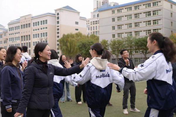 “搏”高致远 “考”出信心 | 兰州东方中学开展高三年级心理团建活动
