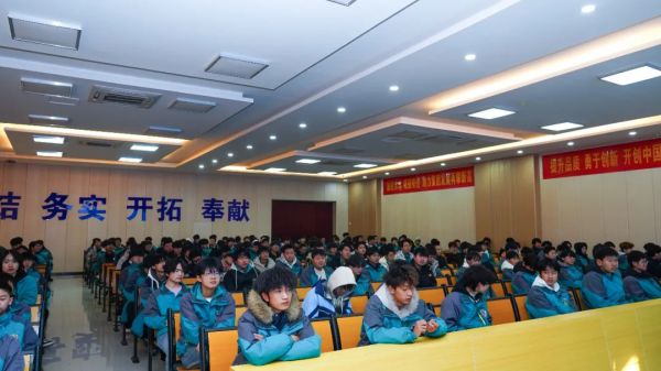 兰州新华互联网学校举办“青春同行 安全相伴”主题安全教育讲座