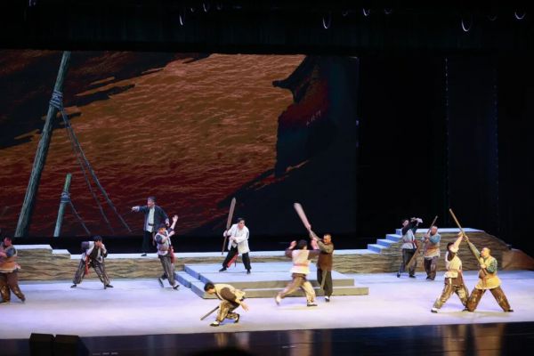 兰州新华互联网中等职业学校组织学生观看陇剧《大河东流》感受传统艺术魅力