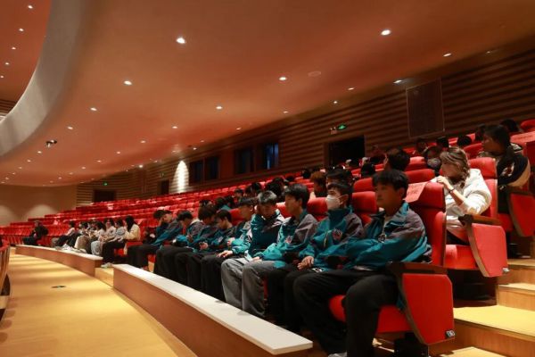 兰州新华互联网中等职业学校组织学生观看陇剧《大河东流》感受传统艺术魅力