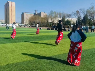 趣味减压添活力 赋能前行迎高考 ——平川中恒学校高三学子开展“袋鼠跳接力赛”趣味活动助力高考冲刺